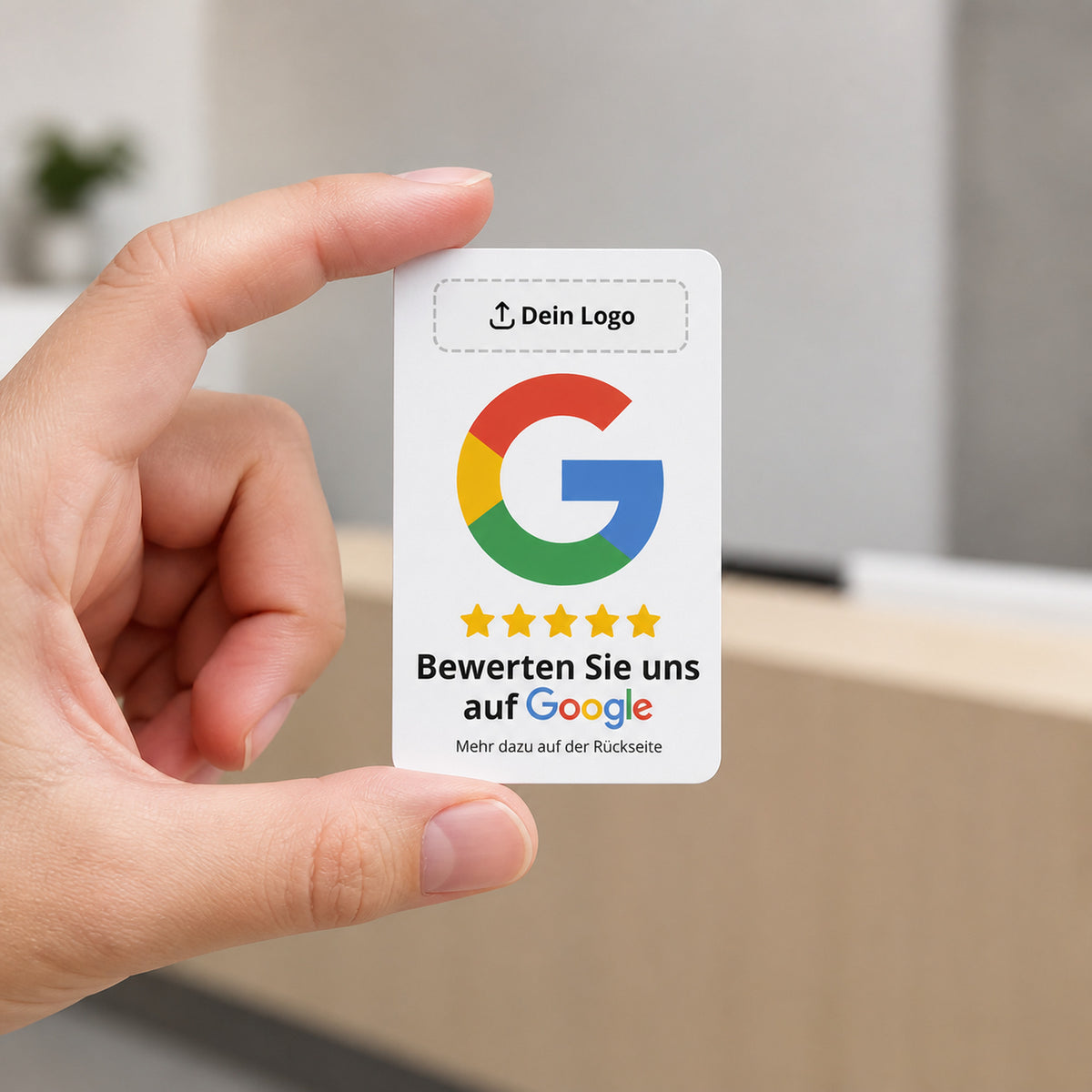 Google-Bewertungskarte im Visitenkartenformat als Größenvergleich in einer Hand
