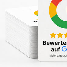 Detailansicht eines Stapels Google-Bewertungskarten im Visitenkartenformat