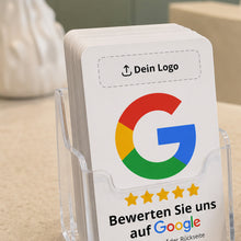 Google-Bewertungskarten im Kartenhalter an einem Praxisempfang